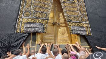 The Last Batch Of Indonesian Hajj Pilgrims Are Lucky To Touch Kaaba After 2.5 Years Of Being Closed