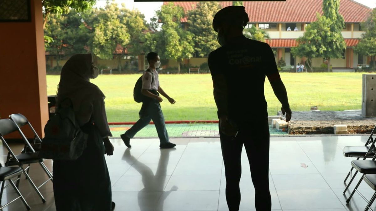 Alors Que Gowes Ganjar Vérifie La Mise En œuvre De L’école PTM à Semarang, Un Enseignant N’a Retiré Le Masque Ngaku Que Brièvement