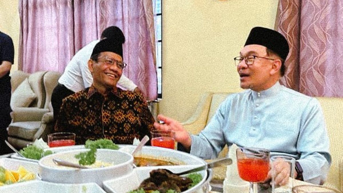 Mahfud MD Talks Privately With Malaysian Prime Minister Anwar Ibrahim