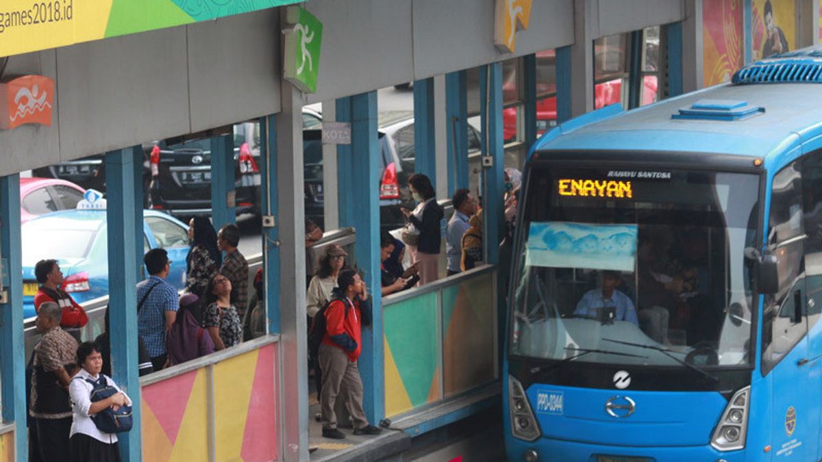 新主任被要求使用IT科学条款来解释雅加达公交站的乘客密度