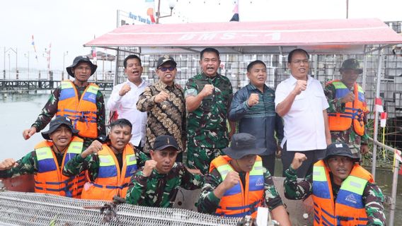 Le chef d’état-major de l’armée Maruli Simanjuntak soutient la réhabilitation de l’environnement Toba avec des ressources d’eau potable et des bateaux spectateurs