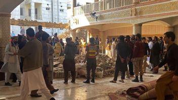 警方逮捕了几名与巴基斯坦自杀式爆炸事件有关的人，调查肇事者如何通过严密的警卫