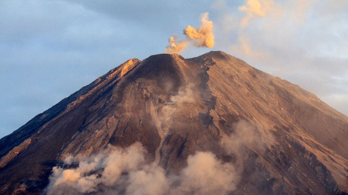 BPBDはそれをスメル山の噴火と呼んでいます、今日は通常の活動です