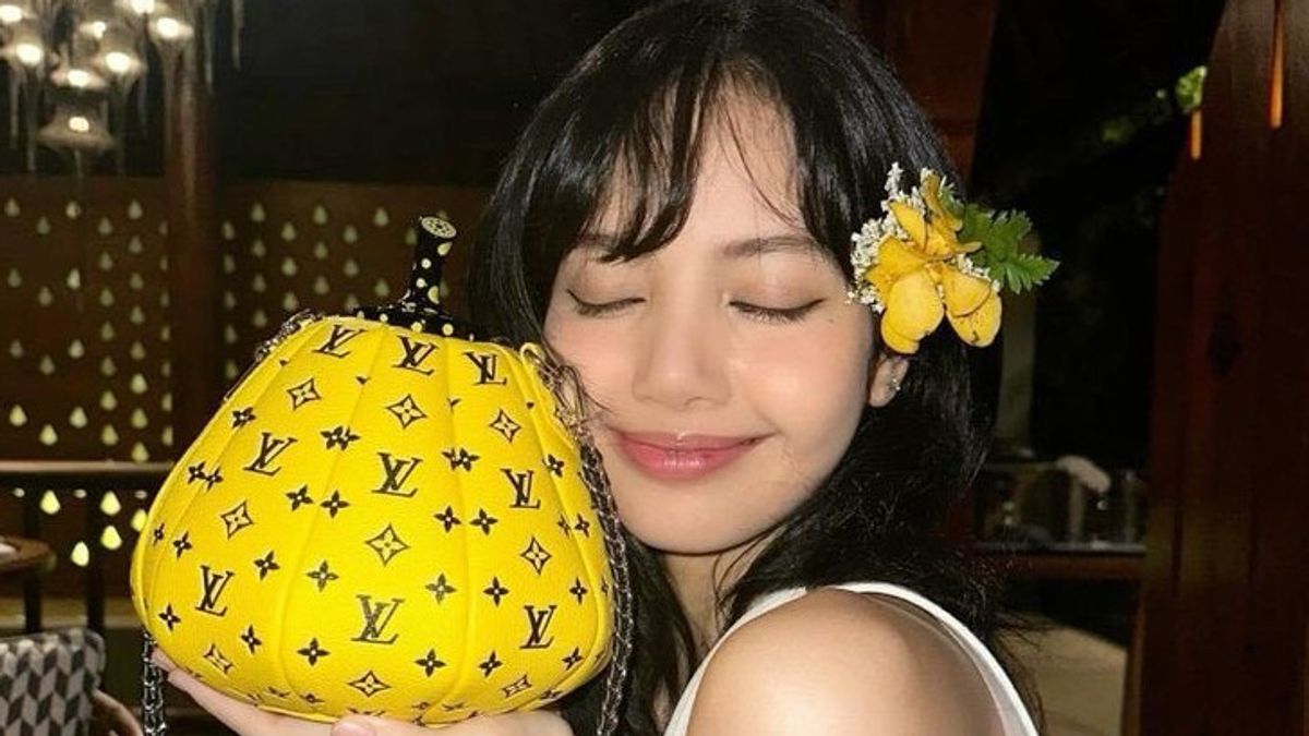 Après avoir viralisé Labubu, Lisa BLACKPINK réussit en train de faire un sac gris Louis Vuitton Rp2,2 M déjà vendu