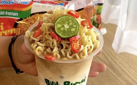 Curi Perhatian, Kafe Ini Sajikan Menu Kopi dengan Topping Mi Goreng