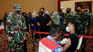 Panglima TNI Marsekal Hadi Buat PKL di Kepri Tersenyum, Setelah Divaksin Diberi BLT Rp1,2 Juta dan Bansos