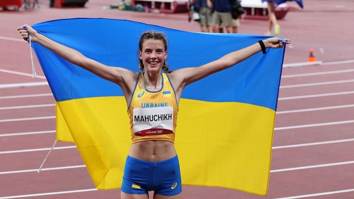 الاضطرار إلى الفرار من أوكرانيا ، فازت الرياضية الجميلة ياروسلافا ماهوتشيخ بنجاح بالميدالية الذهبية في بطولة العالم