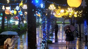 Kilau Cahaya Natal di Ruas Jalan Kota Jakarta