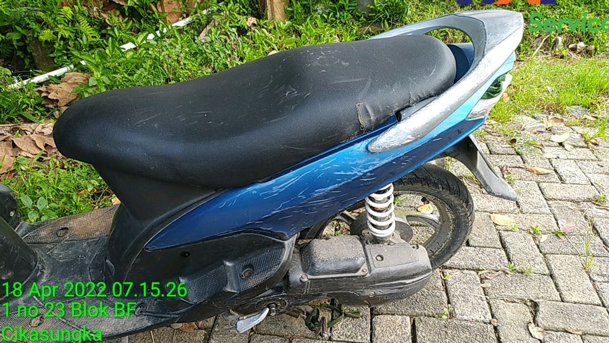 Falls While Crossing The Train Tracks, A Woman In Tangerang Gives Up Her Motorbike Being Hit By A KRL