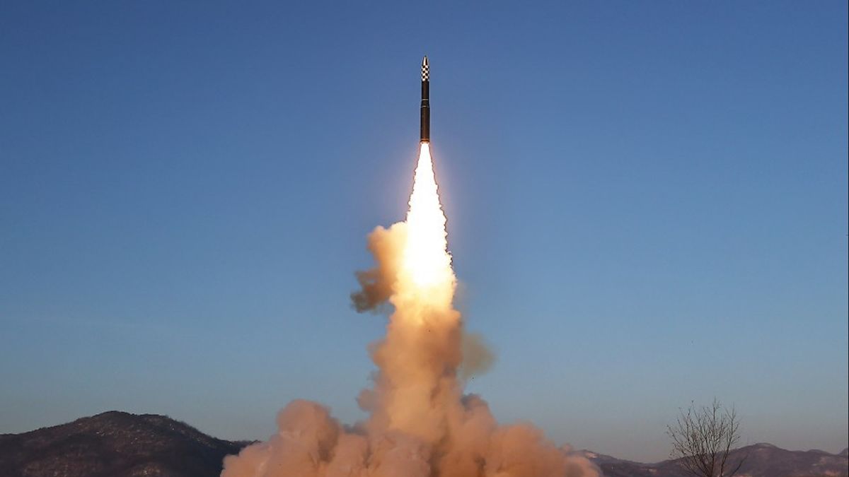 北朝鮮は、米国と日本と韓国の合同軍事演習の叱責の後、2発の弾道ミサイルを発射