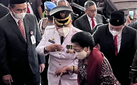 Kenakan Batik, Tangan Megawati Soekarnoputri Digandeng Saat Hadiri Pelantikan Wali Kota Semarang Hevearita Gunaryanti