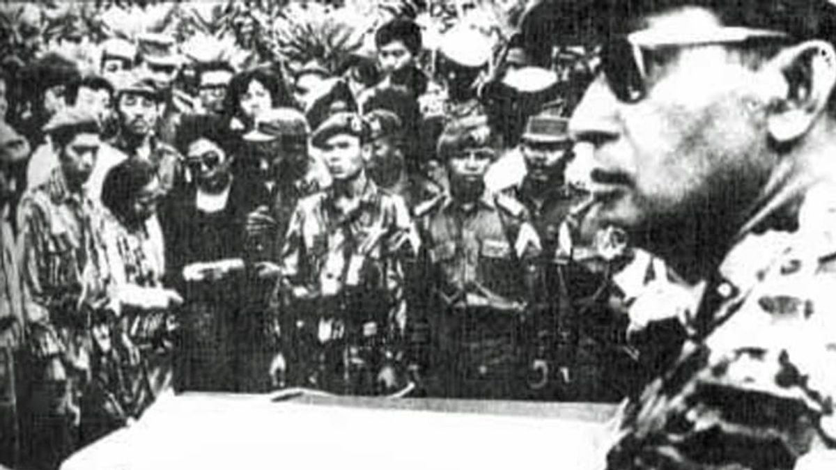 1965年10月4日，在卢邦布亚举起G30S PKI受害者的尸体