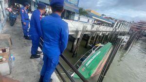 Kapal Ambulans di Karimun Terbalik Akibat Dihantam Angin, Evakuasi Gunakan <i>Crane</i>