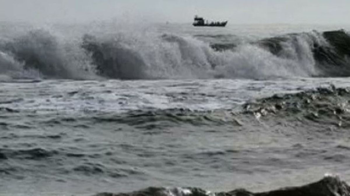 BMKG:沿岸ペルシシールコミュニティは6メートルの高波に注意するよう求められました