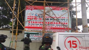 West Jakarta Police Deploy 300 Personnel To Guard TNI Troops To Remove Rizieq Shihab's Billboards In Petamburan