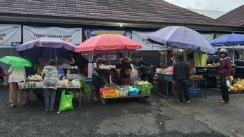 佐科威今天早上参观巴图里蒂市场，塔巴南，巴厘岛