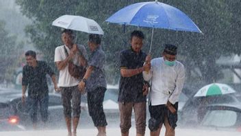 Cuaca Hari Ini 4 November: Jakarta Hujan Petir mulai Sore