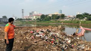 Dampak Penutupan Perlintasan KA Sebidang di Tanah Abang, Sampah di Bantaran Kali BKB Berserakan