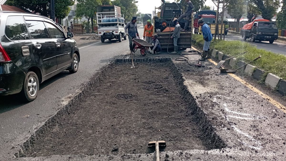 Less Than 24 Hours, Ganjar Pranowo Immediately Gercep Fixes Road Damaged Citizen Complaints Via Twitter