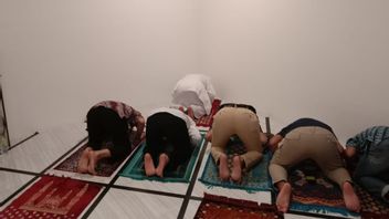 RizieqShihabが尋問の休憩中に祈りのイマームになります。ここにドキュメントがあります