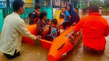洪水はペナジャムパセルウタラ住民の135軒の家屋を浸し、水位は1メートルに達する