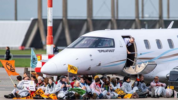 Protests On The Prohibition Of Private Jets, Activists: Flying In Hours, Take Out One Ton Of CO2