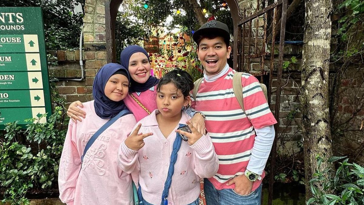 Vacation To Aussie, Indra Bekti And Aldila Jelita Learn To Make Love