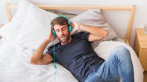 Podcast Jadi Ritual Baru Sebelum Tidur, Gen Z hingga Baby Boomers Ikuti Tren