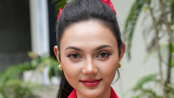 Rina Nose承认鼻子和眼睛手术使梳理变得更容易