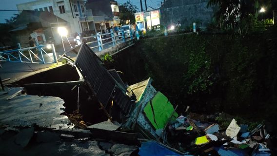  Plengsengan Sungai di Malang Ambles, Pos Satpam Ikut Roboh