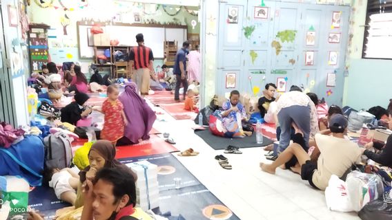 Keluh Kesah Pengungsi Kebakaran Kebon Kosong, Butuh Pampers Balita dan Minta Dibuatkan Rumah