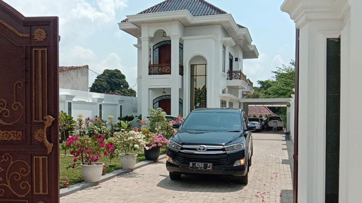 Geledah Rumah Mewah Rektor Universitas Lampung, KPK Sita Uang Tunai dalam Kantong Plastik