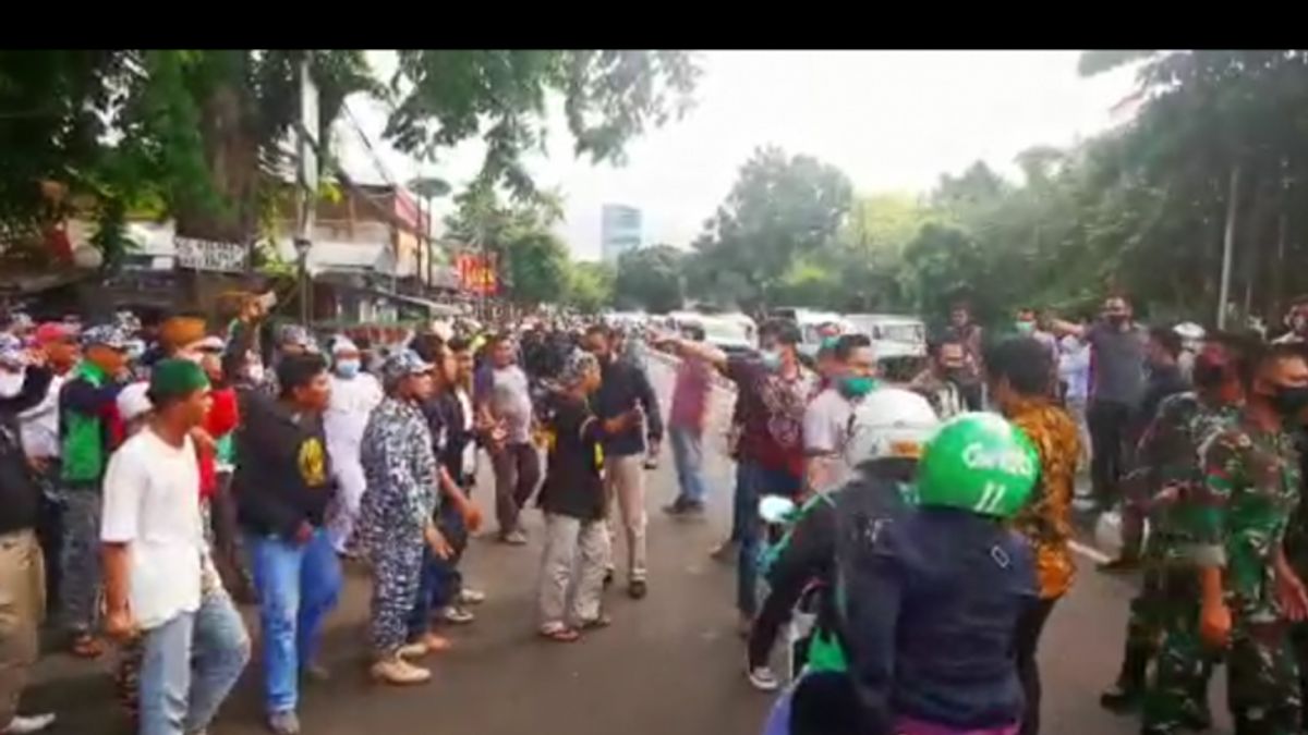 当在Petamburan移除Rizieq的广告牌时，人群被TNI部队抗议