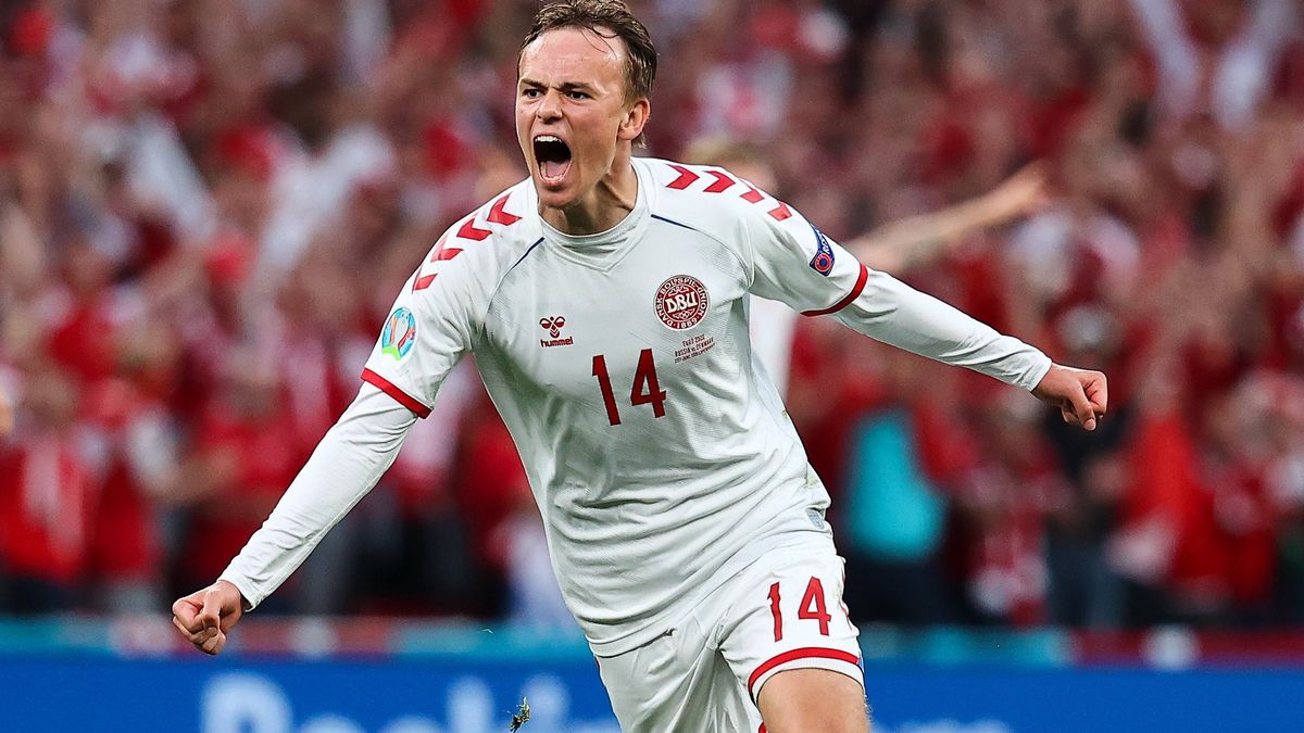 戏剧性， 丹麦在以 4 - 1 击败俄罗斯后晋级 16 强