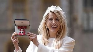 Pangeran William Beri Medali MBE kepada Ellie Goulding di Kastel Windsor