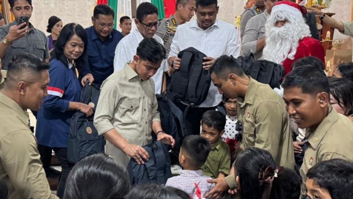 Together with Santa Claus, Gibran Shares Christmas Gifts for Children in Nias
