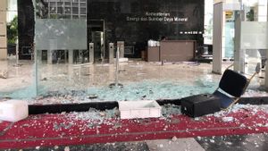 Gedung Kementerian ESDM Jadi Sasaran Amuk Massa, 9 Mobil Ringsek-Kaca Dipecahkan