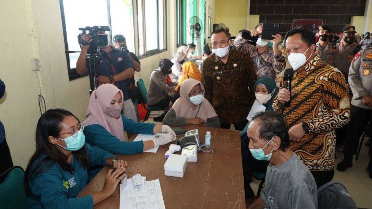 وزير الداخلية يشجع رؤساء الأقاليم على تحقيق اختراقات في التطعيم