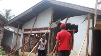 Worried About Material Damage, Earthquake Victims In Kajai Pasaman Barat Demolished Houses Independently