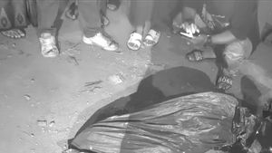 Warga Temukan Mayat Terbungkus Plastik dan Diikat Lakban di Kalimalang, Diduga Korban Pembunuhan