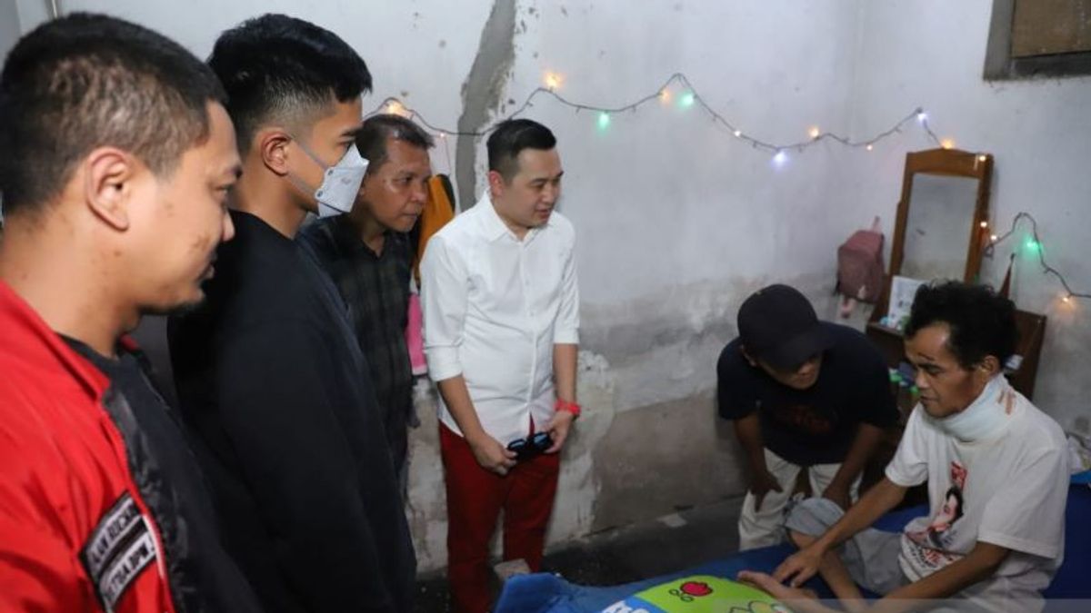Kaesang Pangarep Visits Buskers In Kediri Who Suffer From Tongue Cancer