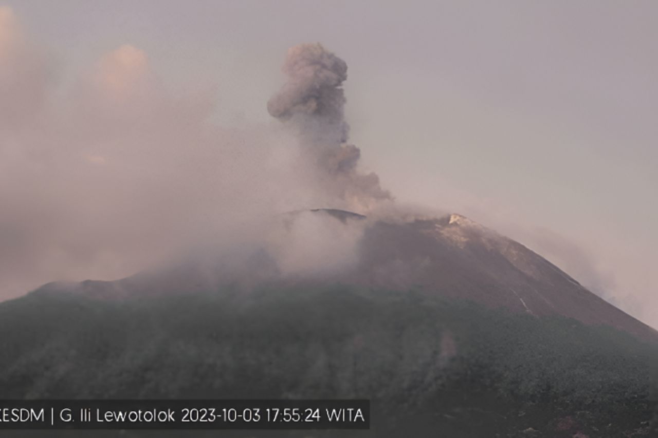 イリ・レウォトロク山 噴火2回、住民はクレーターに近づかないように求められました