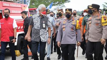 Ganjar Pranowo Accompanies The National Police Chief Checks Homecoming Posts, Makes Homecomers Comfortable And Gets Information