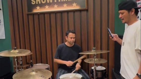Raffi Ahmad Learning Drum Flying Drowning From NTRL Eno, Sandy PAS Band: After The Job Drummer