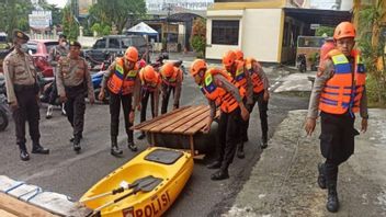 Flood Preparedness In Central Kalimantan's Palangka Raya, Police Routinely Check The Preparedness Of Personnel Including Preparedness Of Machine Boats, Karet And Cano