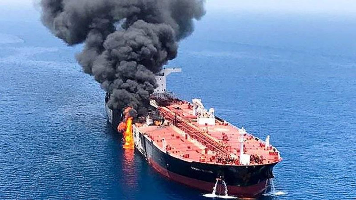 香港で5,500トンの石油タンカーが爆発、インドネシア人1人が死亡、5人が負傷