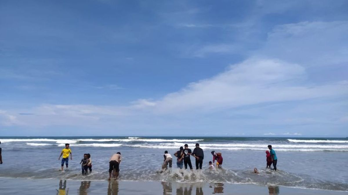 高波で潜在的な危険があり、ベンクル警察は住民にビーチで入浴しないように促す