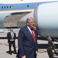    Trump Bertolak ke China Temui Xi Jinping