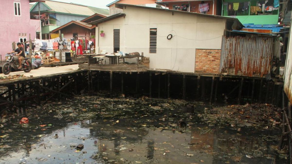 DPRD DKI Soroti Bâtiments sans permis jusqu'à s'élever sur un canal d'eau