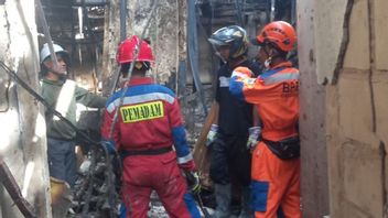 Evakuasi Pencarian Korban Kebakaran Glodok Plaza Terkendala Cuaca Buruk